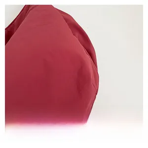 Détail du tissu en nylon rouge avec un éclat subtil sur un sac à bandoulière décontracté