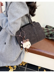 Grand sac cabas rétro gris avec pendentif chien en peluche et détails d'automne
