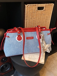 Borsa bowling in denim con finiture in pelle rossa e ciondolo a stella argentata donna