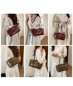 Modelo luciendo bolsos tote vintage de cuero en burdeos y marrón con placa de logo dorada