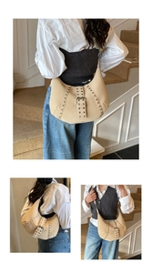 Dettaglio della borsa beige in pelle con borchie punk e fibbia in metallo regolabile