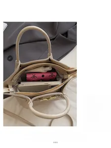 Geräumiger Innenraum einer beigen Plisse-Tasche mit Platz für Handy und Geldbörse