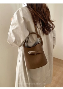 Vue arrière du sac seau marron en cuir grainé avec bandoulière et boucle argentée