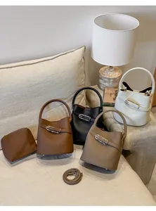 Sacs seau texture litchi en quatre couleurs avec pochette interne et bandoulière