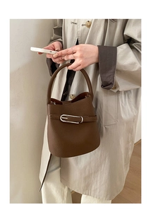 Détail du sac seau marron foncé avec cuir grainé et fermoir métallique argenté