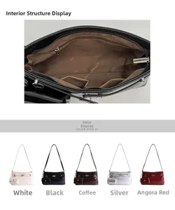 Dettaglio interno della borsa sottobraccio lucida con tasche a cerniera e scomparti organizzati