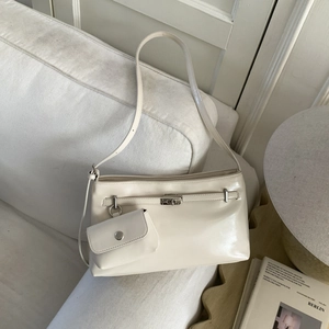 Dettaglio borsa sottobraccio bianco crema con chiusura girevole e portamonete rimosso