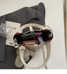 Vista interior del bolso tipo cubo blanco roto con gran capacidad para objetos
