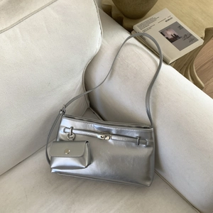Vista dettagliata della borsa sottobraccio argento metallizzato con mini pochette e fibbia