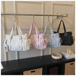 Dettaglio di borse tote multicolori in pelle martellata con tasche laterali