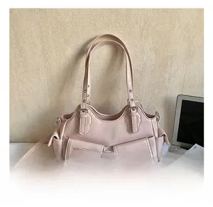 Detailansicht der rosa PU-Ledertasche mit mehreren Funktionstaschen und Metallschnallen