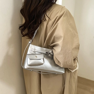 Dettaglio della borsa a tracolla argento metallizzato con mini pochette e finitura PU