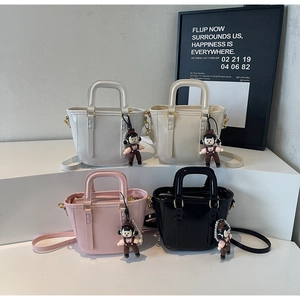 Sacs seau minimalistes en quatre couleurs avec breloques poupées et détails dorés