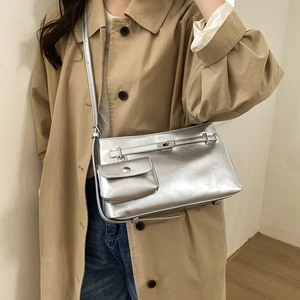 Borsa a tracolla argento metallizzato con mini pochette indossata con trench beige