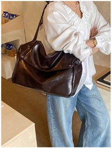 Grande borsa a tracolla vintage in pelle cerata marrone con trama lucida