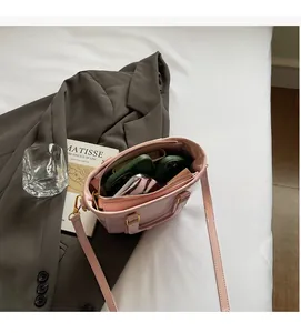 Vue intérieure du sac seau rose montrant les compartiments spacieux et le rangement utile