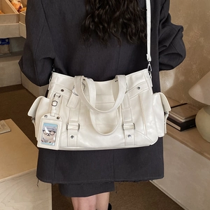 Borsa tote bianca in ecopelle con tasche multiple e dettagli argentati indossata dal modello