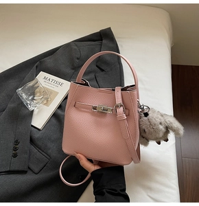 Borsa a secchiello in pelle martellata rosa con chiusura argento e ciondolo di peluche