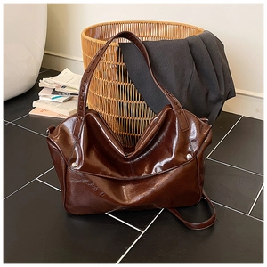 Dettaglio ravvicinato della borsa hobo in pelle lucida testa di moro con rivetti vintage