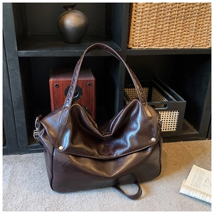 Macro di borsa tote in pelle marrone lucida con manico intrecciato e borchie argentate