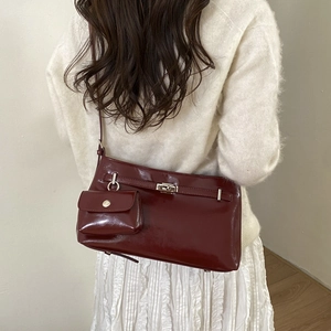 Borsa a tracolla in vernice rosso scuro con mini pochette vista posteriore su modella