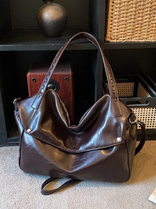 Borsa Tote Donna Vintage Grande Capacità in Pelle Sintetica Lucida Borsa a Tracolla Moderna Semplice Urbana Pendolare Con Borchie