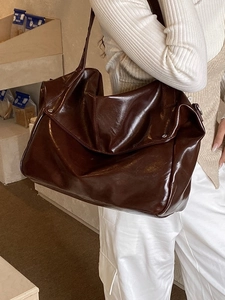 Grande borsa tote marrone scuro in ecopelle lucida con rivetti e ampia tracolla spalla
