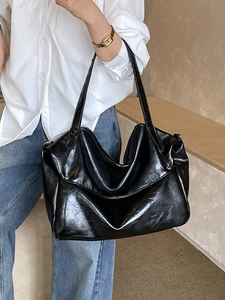 Grande borsa tote nera lucida minimalista con doppi spallacci per il look moderno donna