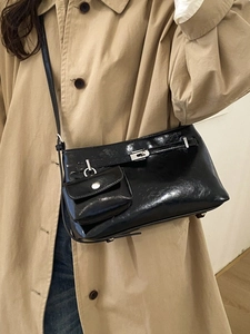 Borsa a spalla in pelle cerata nera con fibbia argentata e pochette staccabile