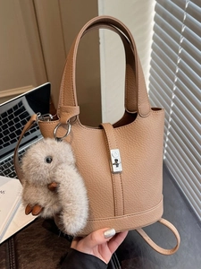 Bolso Bombonera de Cuero PU con Grana de Lichi Retro para Mujer Estilo Coreano Minimalista Con Colgante de Conejo de Peluche