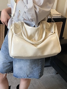 Grande borsa a tracolla retrò bianco crema in pelle testurizzata con rivetti