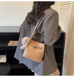 Borsa a secchiello in pelle martellata caramello con chiusura argento e ciondolo orsetto