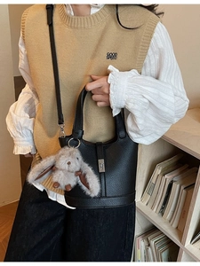 Bolso cubo vintage de cuero negro lychee con cierre plateado y colgante de conejo