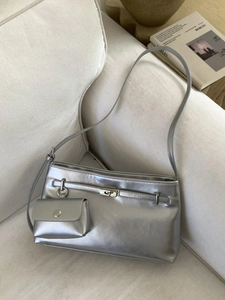 Elegante borsa sottobraccio argento metallizzato con mini pochette coordinata