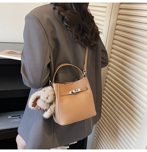 Borsa a secchiello in pelle litchi marrone con ciondolo a forma di coniglio di peluche