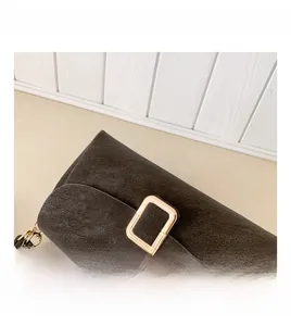Dettaglio borsa in pelle testa di moro con grande fibbia quadrata in metallo dorato