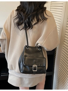Sac seau noir chic avec surpiqûres tressées et boucle argentée pour femme élégante
