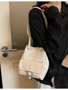 Sac seau blanc chic pour femme avec poche à rabat tressée et boucle en métal argenté