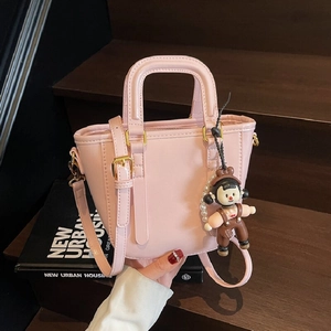 2026 Printemps Nouveau Sac Seau Élégant Minimaliste pour Femmes Sac à Main en Cuir Synthétique Sac Bandoulière avec Pendentif