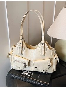 Beigefarbene Vintage-Schultertasche aus Leder mit mehreren Taschen auf schickem Grund