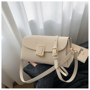 Dettaglio della borsa porta cellulare in pelle beige con fibbia quadrata dorata e cuciture
