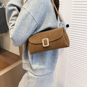 Borsa baguette in finta pelle scamosciata marrone con fibbia dorata e tracolla