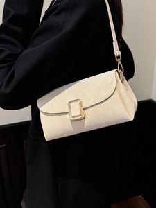 Elegante borsa a spalla in pelle opaca beige con chiusura in metallo dorato da donna