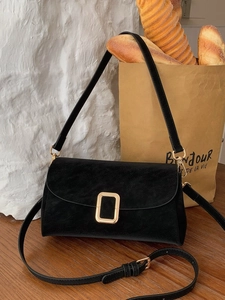 Elegante borsa a tracolla in pelle scamosciata nera con fibbia dorata e doppia tracolla