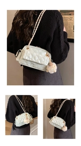 Detail der hellgrünen Stepptasche mit Metallkette und flauschigem Schaf-Anhänger