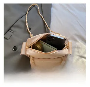 Makroansicht des Innenraums der rosa gesteppten Handtasche mit Stauraum für den Alltag