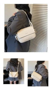 Detail der cremeweißen Umhängetasche aus genarbtem Leder mit minimalistischem Klappendesign