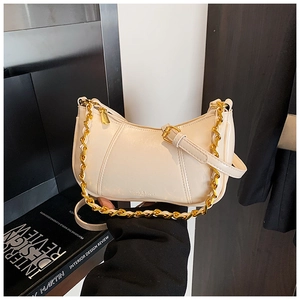 Detail der cremefarbenen Crescent Hobo Bag mit goldener Kette und Lederhandgriff