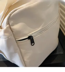 Detailaufnahme des glatten schwarzen Metallreißverschlusses und Stoffstruktur der Reisetasche