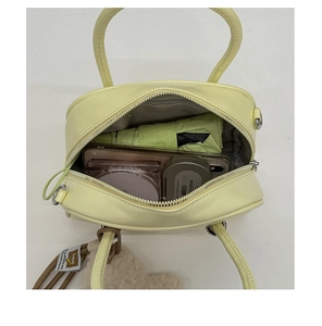 Innenansicht der zitronengelben Ledertasche mit Platz für Handy, Schirm und Zubehör